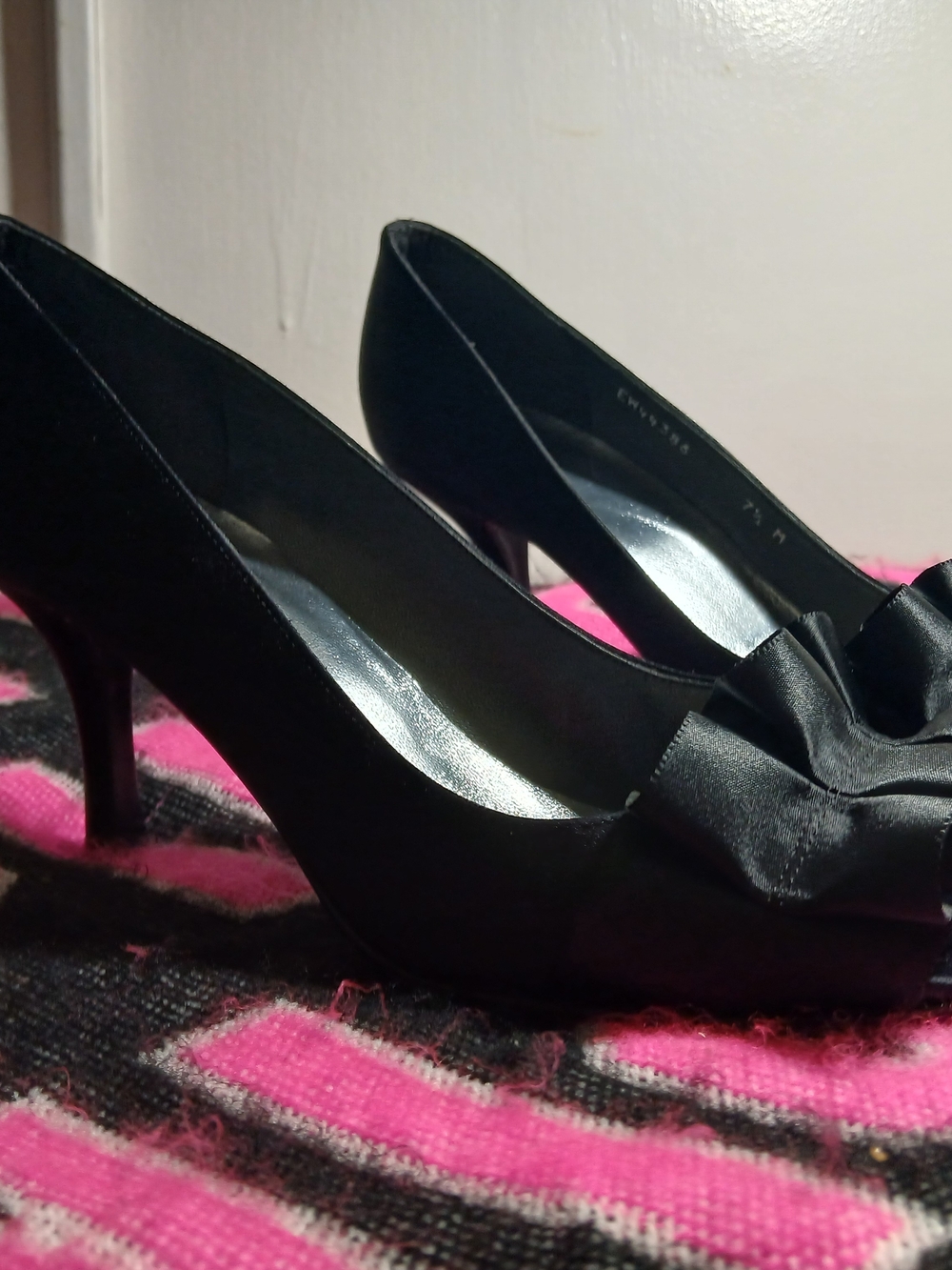Stuart Weitzman Gigiritz Black Satin Peep-Toe Pumps Ruffle Detail 7.5 EUC! - Picture 5 of 11